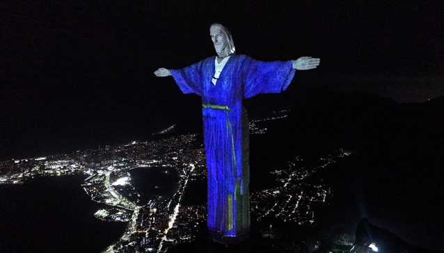 파란 한복을 차려입은 브라질의 대표적 상징물 리우 예수상