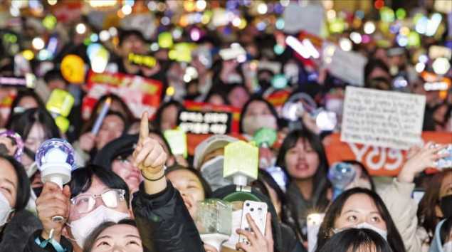 외신, 한국 시위 문화 큰 관심..."응원봉 타올랐다"