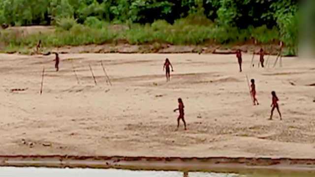  아마존의 '문명 미접촉 부족' 모습 포착..."벌목 막아야“