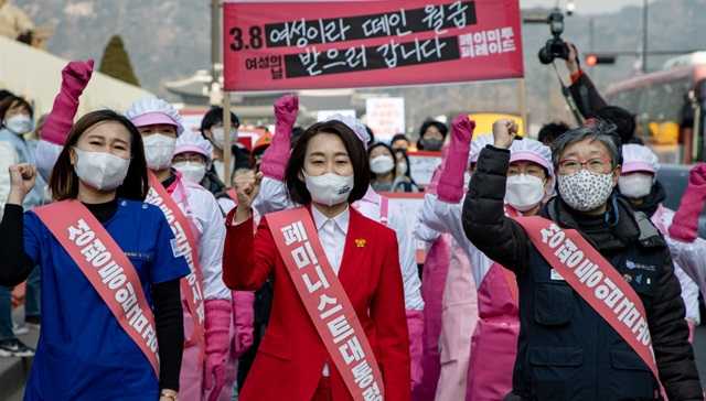 “한국, 12년 째 OECD 국가 중 여성이 일 하기 가장 힘든 환경”