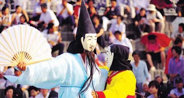 영국 가디언 “한국 문화 저변, 패션·음식·언어·문학으로 넓어져”